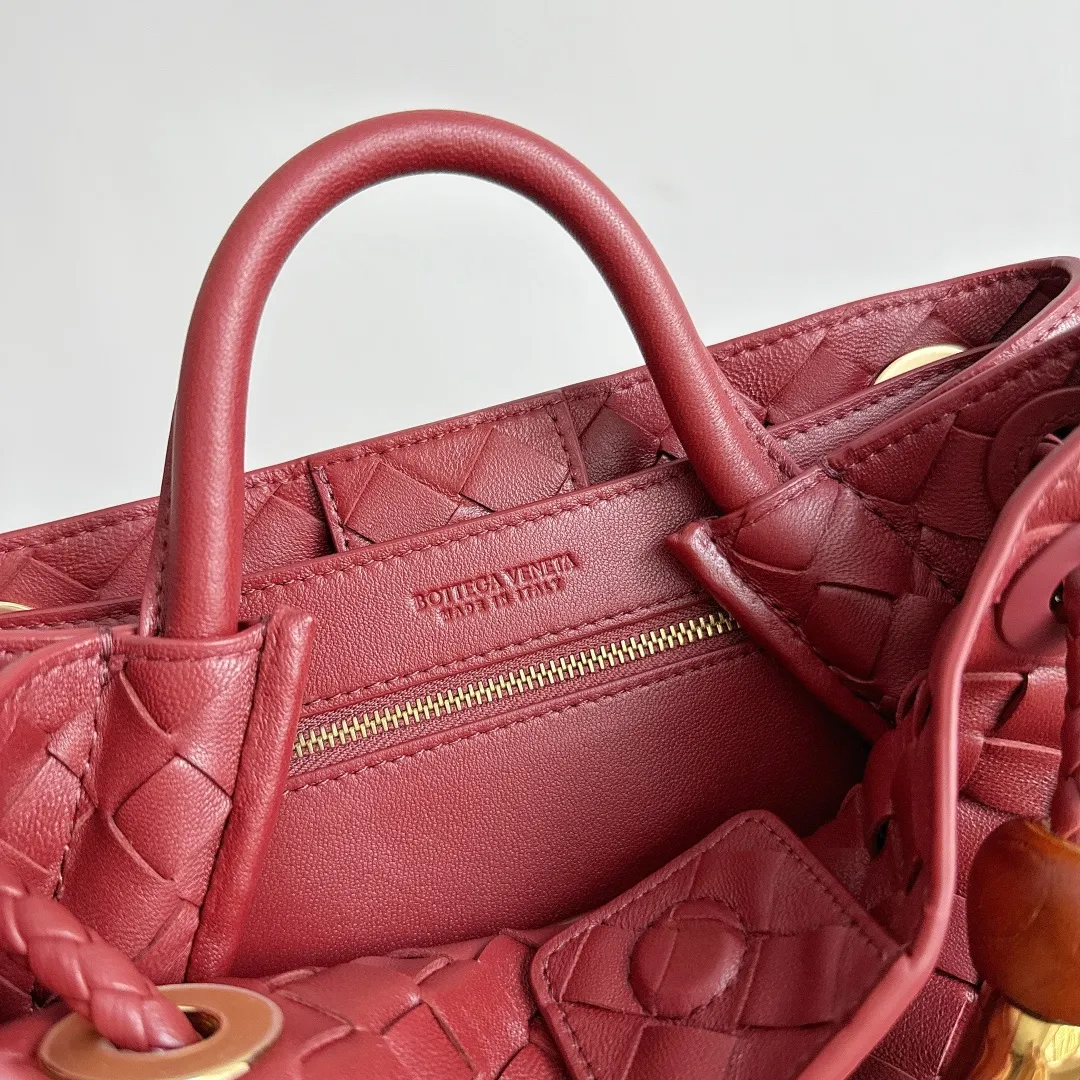 The new Andiamo batch of 3060 BV is shipped‼ ️The classic intercciato weaving process is used to create a soft bag, the metal knot is made of micro-cast aluminum using jewelry technology🪢, and the decorative beads are made of metal and hand-polished oak, allowing you to jump repeatedly between elegance and fun💃, making it unpredictable. Classic and versatile, it shows off your temperament, and the bag has a large capacity, making it very convenient for daily commuting! It has a variety of carrying methods, the shoulder straps can be adjusted by yourself, the original lambskin feels soft and delicate, and the unisex style breaks gender boundaries and brings a more practical and long-lasting use experience. The Andiamo, which has both elegant and casual styles, perfectly interprets the "fashionable old money style". Style number: 743568+wood hardware Color: Sapele Red Size: 25*22*10.5cm